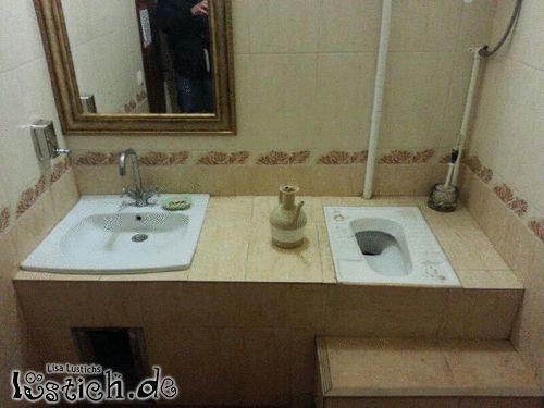 Unheimliche öffentliche Toilette