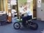 Polizistin testet Motorrad